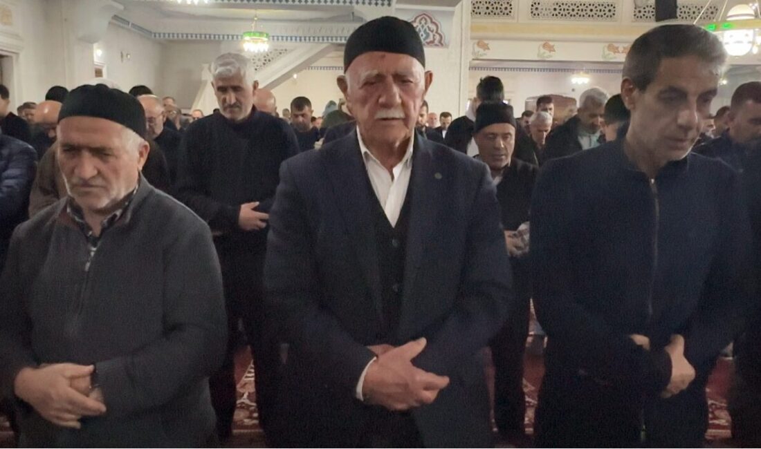 Yüksekova’da Kadir Gecesi coşkuyla kutlandı, Merkez İhsaniye Camii doldu taştı. Hakkari'nin Yüksekova ilçesinde Kadir Gecesi, Merkez İhsaniye Camii'nde yoğun katılımla