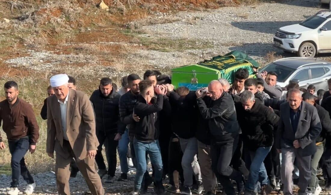 Hakkari’de Direğe Çarpan Araçta Hayatını Kaybeden Genç, Gözyaşlarıyla Uğurlandı Hakkari’nin Yüksekova ilçesinde meydana gelen kazada 17 yaşındaki Arda Kameri,