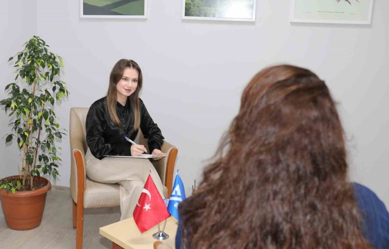 Adana Yüreğir Belediyesi, vatandaşlara uzman psikologlarla ücretsiz psikolojik destek sunuyor.