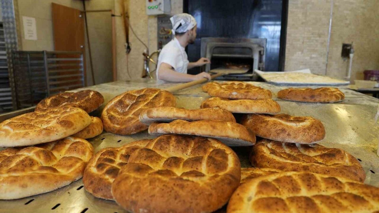 Başiskele'de zabıta ekipleri, Ramazan pidesi üreten fırınları denetledi. Hijyen koşulları