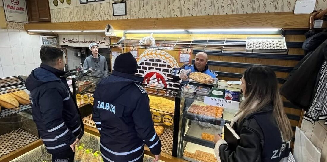 Zonguldak’ta fırınlarda hijyen ve fiyat denetimleri titizlikle sürdürülüyor. Zonguldak'ın Kozlu ilçesinde zabıta ekipleri, fırınlarda hijyen, gramaj ve fiyat
