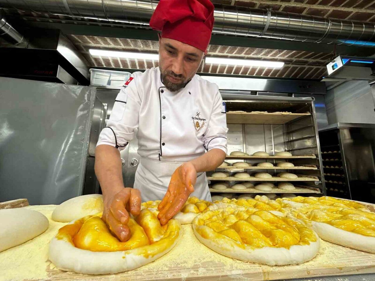 Zeytinburnu'ndaki Tarihi Merkezefendi Fırını, 130 yıllık maya ile yapılan Ramazan