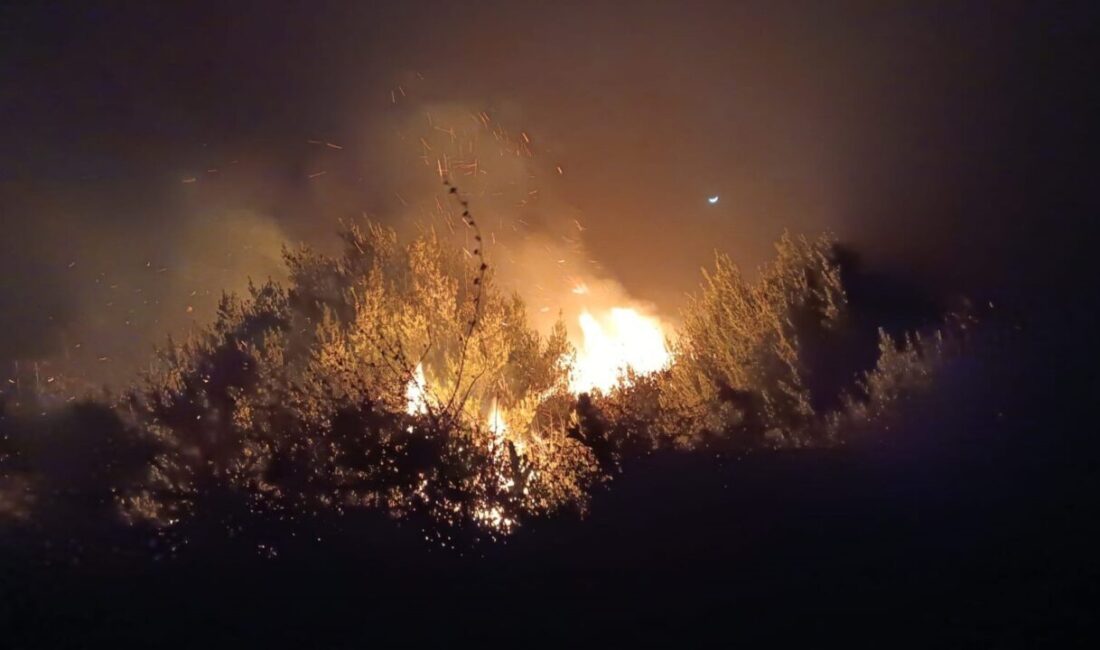 Hatay’da Fırtınanın Neden Olduğu Zeytinlik Yangını İtfaiye Tarafından Söndürüldü Hatay'ın Samandağ ilçesi Mızraklı Mahallesi'ndeki zeytinlikte çıkan yangın, fırtına nedeniyle