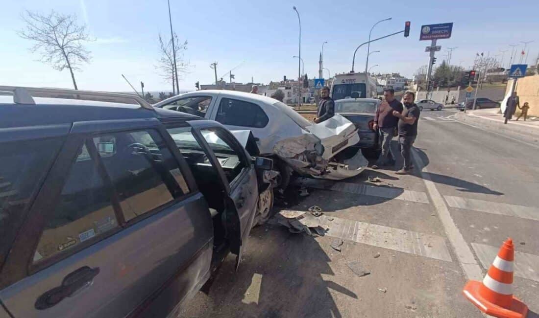 Birecik’te Üç Araçla Gerçekleşen Zincirleme Trafik Kazasında İki Kişi Yaralandı Şanlıurfa'nın Birecik ilçesinde hastane kavşağında meydana gelen zincirleme trafik kazasında