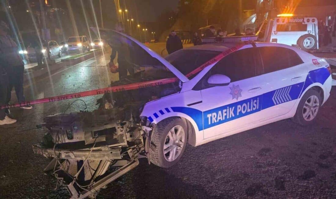 Karadeniz Ereğli'de meydana gelen trafik kazasında, polis aracıyla çarpışan otomobilin
