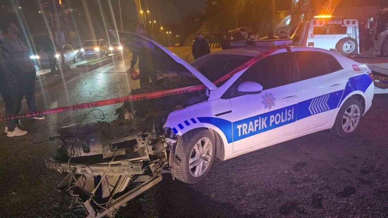 Karadeniz Ereğli'de meydana gelen trafik kazasında, polis aracıyla çarpışan otomobilin