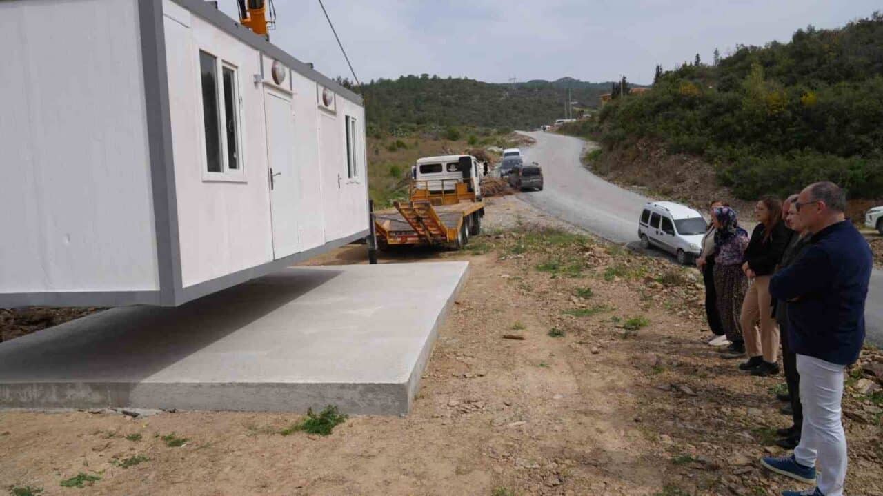 Alanya Belediyesi, zor durumda yaşayan Fatma Yüksel'e konteyner ev hediye
