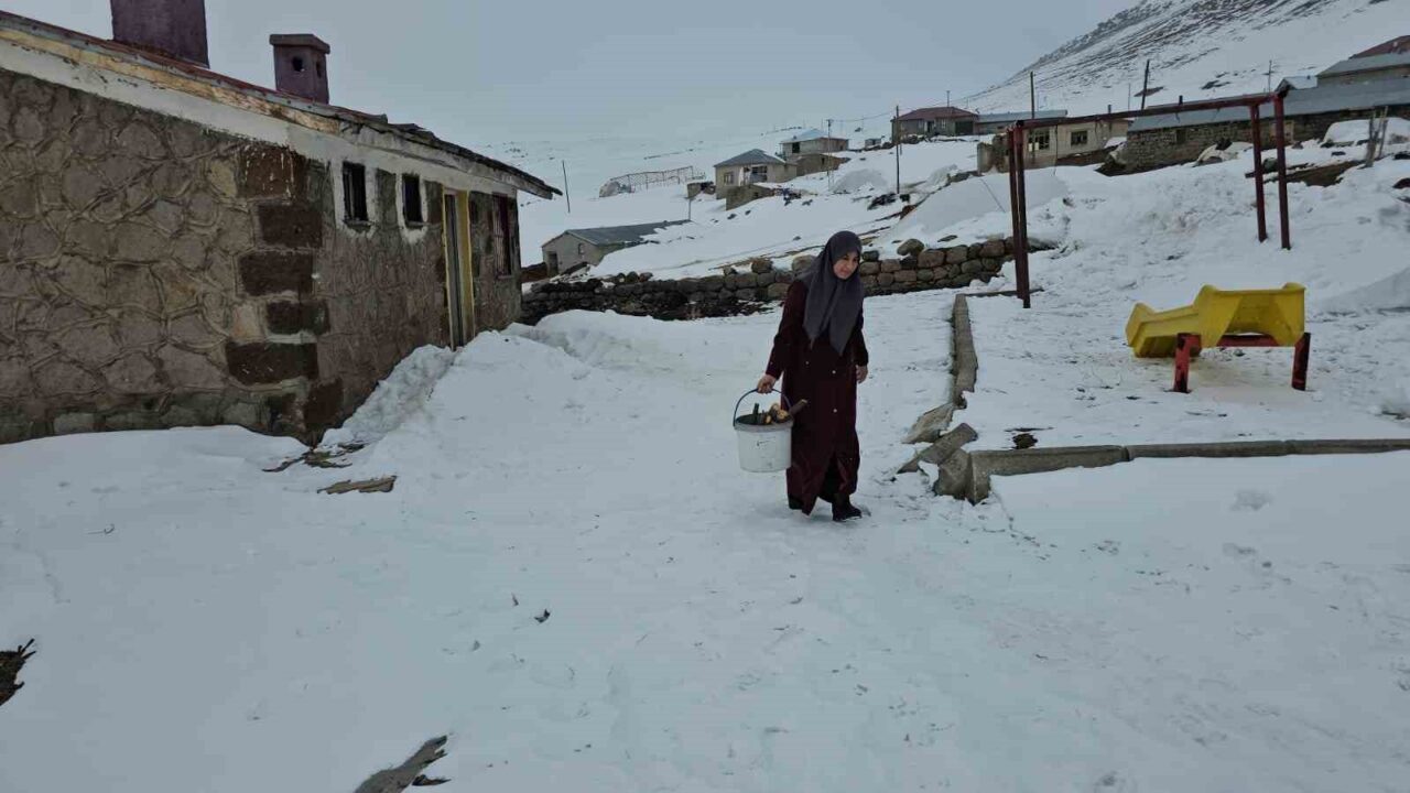 Bitlis'in Adilcevaz ilçesindeki Kışkılı köyünde görev yapan öğretmen Ceylan Kırtay,