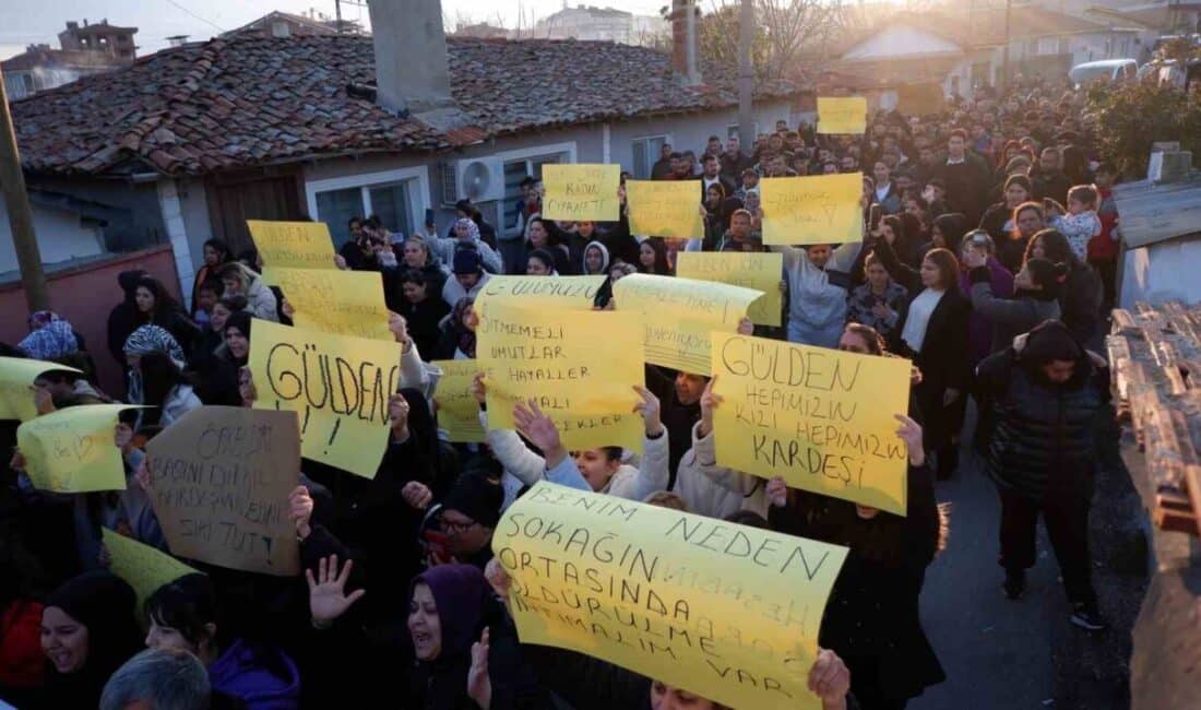Edirne’de Gülden Coni İçin Yürüyüş Düzenlendi, Kalabalık Acı İçinde Bir Araya Geldi Edirne'de 14 yaşındaki Gülden Coni'nin bıçaklanarak öldürülmesi üzerine kentte bir