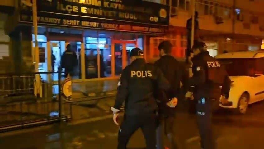 Samsun’da 37 yıl 10 ay hapis cezası bulunan hırsız, polis tarafından yakalandı. Samsun’da, hırsızlıktan 37 yıl 10 ay hapis cezası bulunan S.A.,