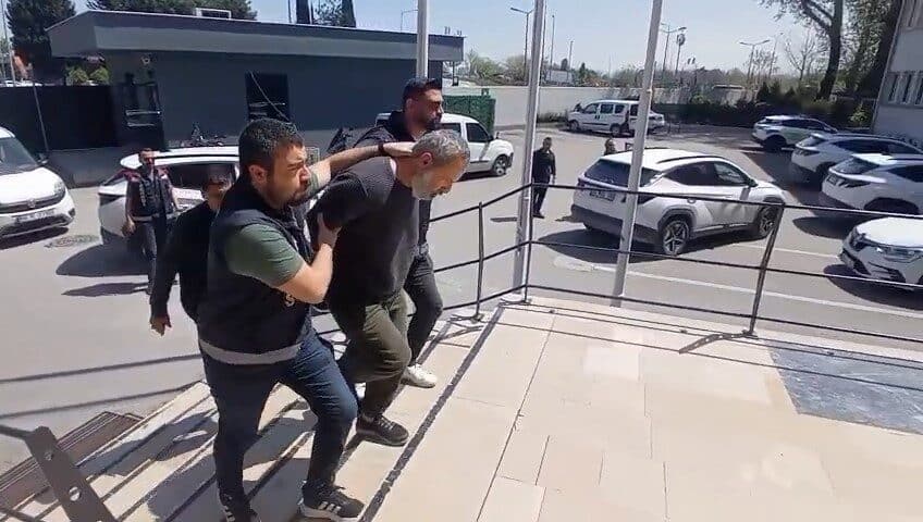 52 SUÇ KAYDI VE 20 YIL HAPİS CEZASI OLAN ŞAHIS BURSA’DA YAKALANDI Bursa'da 52 suç kaydı ve 20 yıl hapis cezası bulunan