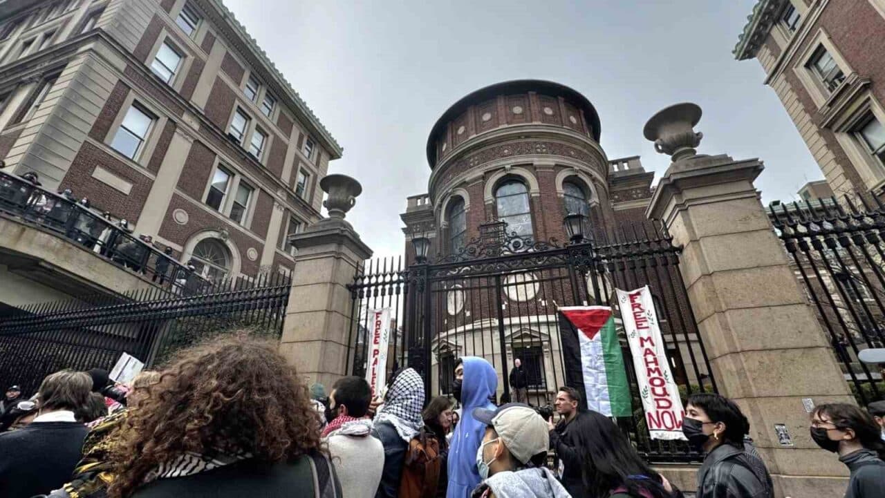 Columbia Üniversitesi'nde öğrenciler, Filistin destekçisi Mahmoud Khalil'in gözaltına alınmasını protesto