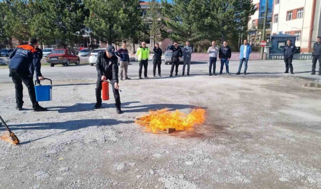 Alaca’da AFAD, Emniyet Müdürlüğü çalışanlarına yangın eğitimi düzenledi Çorum'un Alaca ilçesinde AFAD, İlçe Emniyet Müdürlüğü personeline yangın ve