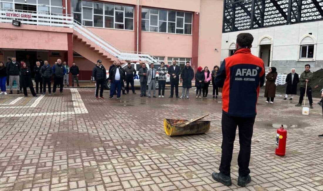 AFAD, Bilecik’te Spor Salonu Personeline Yangın Güvenliği Eğitimi Verdi AFAD, Bilecik Atatürk Spor Salonu'nda görevli personele yangın eğitimi verdi.