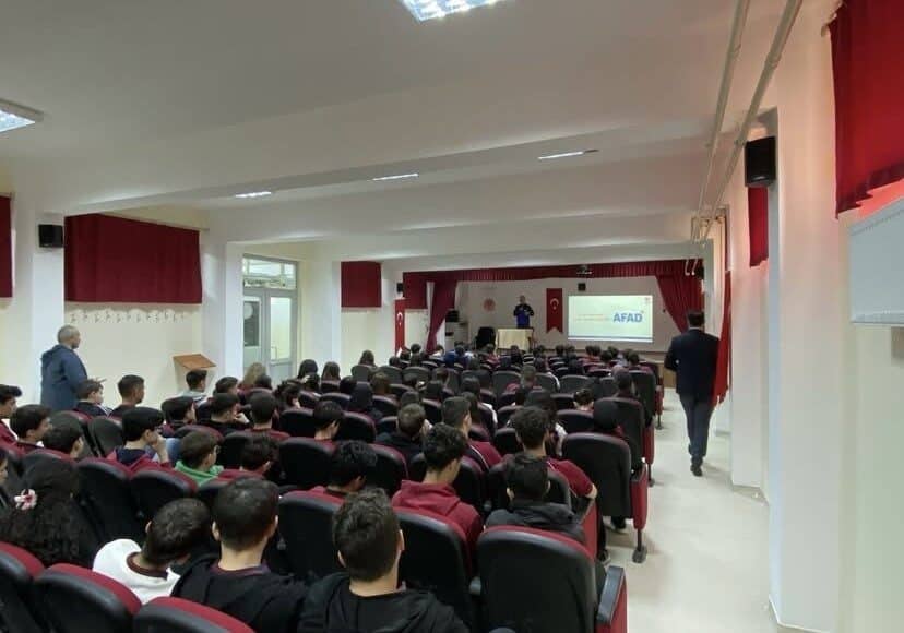 Çankırı’da Öğrencilere Afet Bilinci Kazandıran Eğitimler Düzenlendi Çankırı'da Türkiye Odalar ve Borsalar Birliği Fen Lisesi'nde öğrencilere yönelik