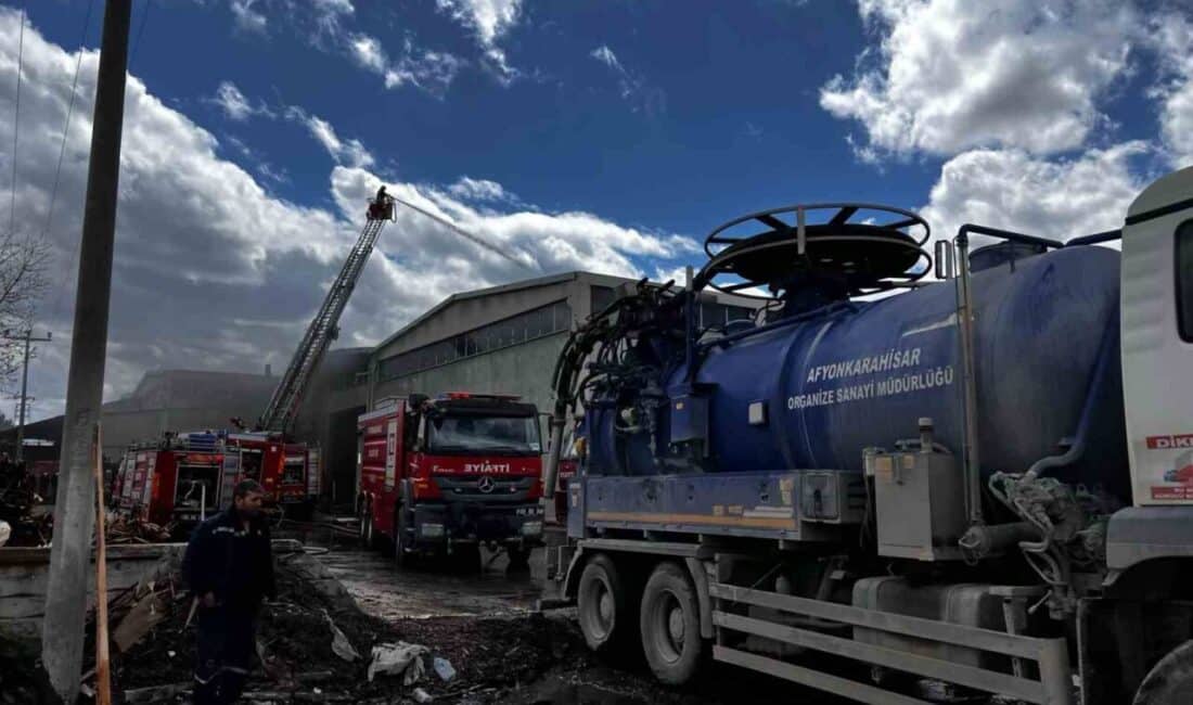 Afyonkarahisar’daki kereste fabrikasında çıkan yangın, hızla kontrol altına alındı Afyonkarahisar Organize Sanayi Bölgesi'ndeki bir kereste fabrikasında çıkan yangın, itfaiye