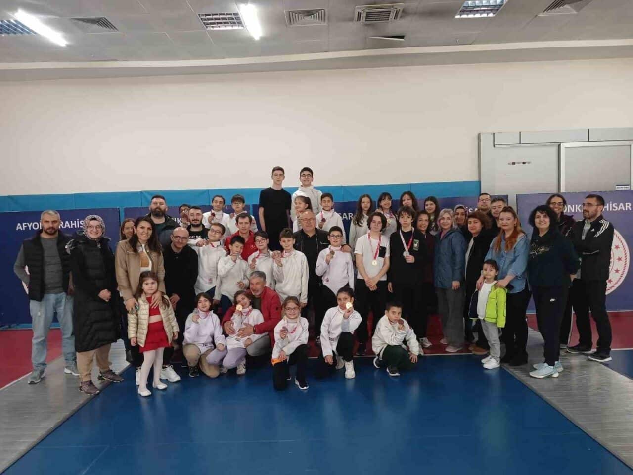 Türkiye Eskrim Federasyonu'nun düzenlediği U10, U12 ve U14 Bay-Bayan Eskrim