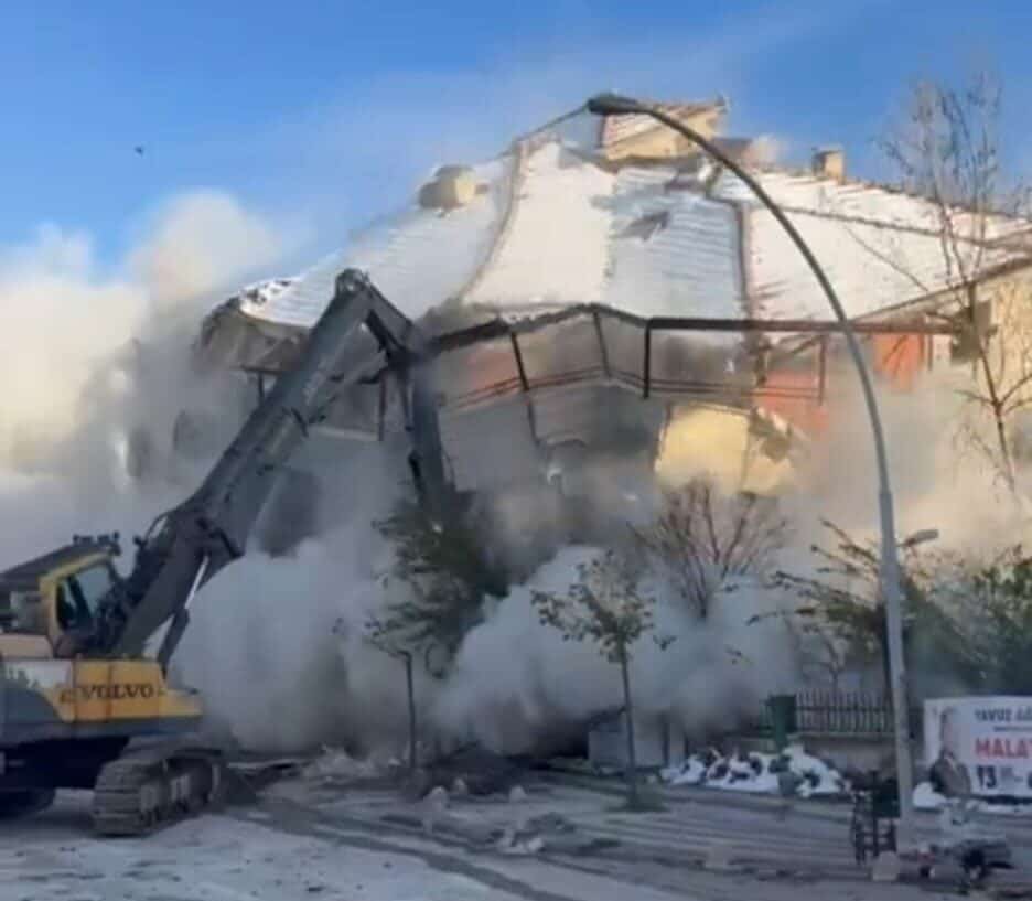 Kahramanmaraş merkezli depremlerden etkilenen Malatya'da, Yeşilyurt ilçesindeki 7 katlı ağır
