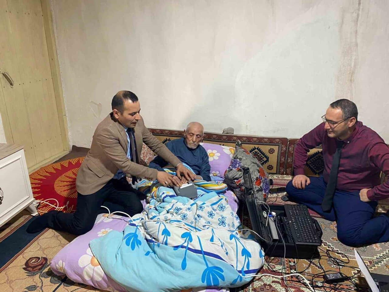 Ağrı İl Nüfus Müdürlüğü ekipleri, 89 yaşındaki yatağa bağımlı Hasan