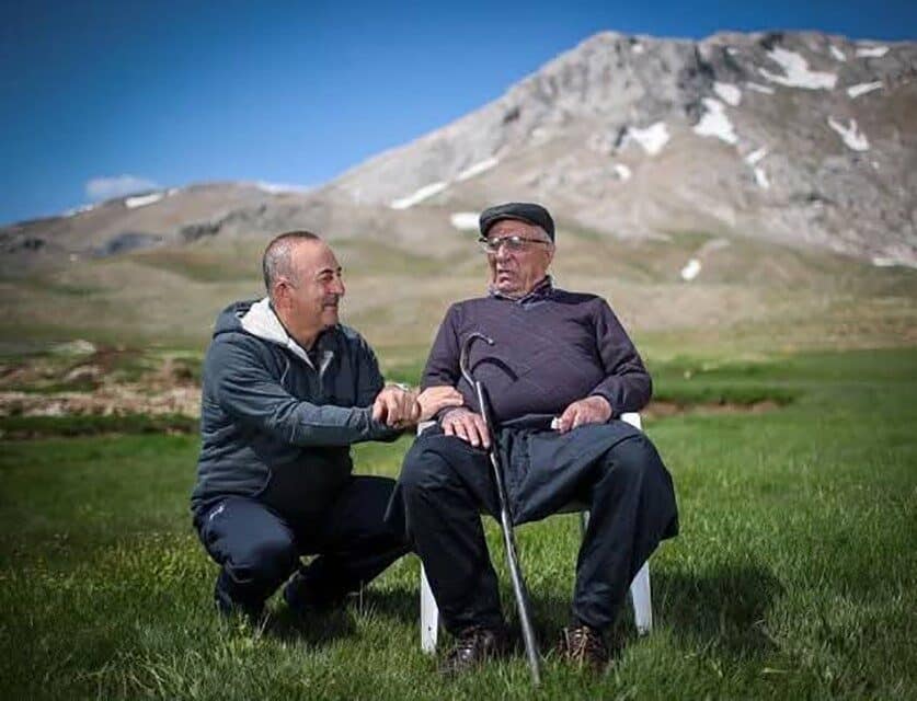 Mevlüt Çavuşoğlu’nun babası Osman Çavuşoğlu, tedavi gördüğü hastanede 93 yaşında yaşamını yitirdi. Eski Dışişleri Bakanı Mevlüt Çavuşoğlu'nun babası Osman Çavuşoğlu, Antalya'nın Alanya