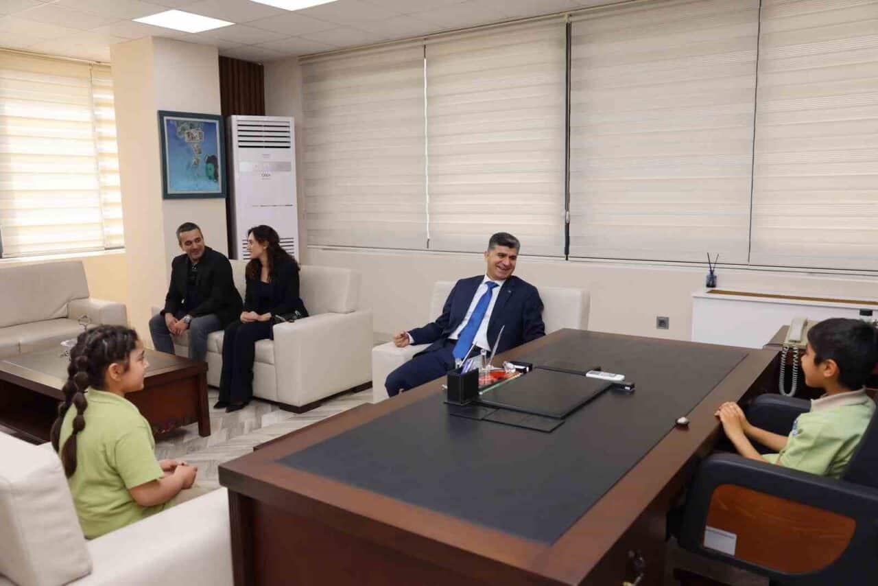 Akdeniz Kaymakamı ve Belediye Başkan Vekili Zeyit Şener, 23 Nisan'da