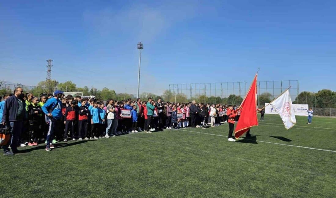 Akşemsettin Ortaokulu Çim Hokeyi Takımı, Sakarya’daki Yıldız Kızlar Müsabakalarında Ankara’yı Temsil Etti Akşemsettin Ortaokulu çim hokeyi takımı, 15-18 Nisan tarihleri arasında Sakarya'da
