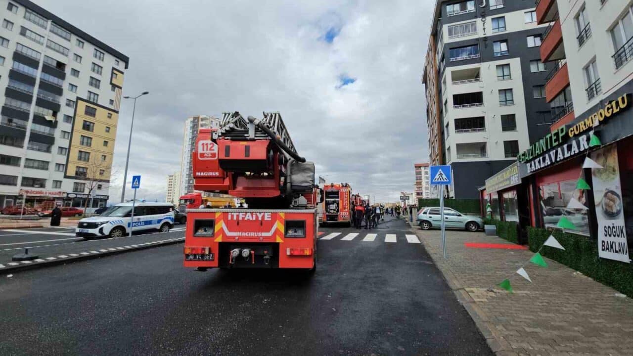 Kayseri'nin Melikgazi ilçesindeki motosiklet satışı yapan bir iş yerinde, aküler