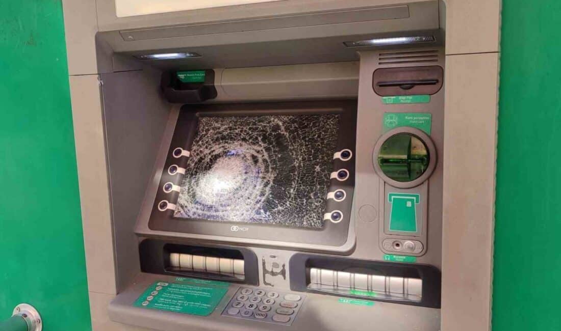 Alanya’da ATM’lerin camları kırıldı, kimliği belirsiz saldırganlar aranıyor. Antalya'nın Alanya ilçesinde, sabah saatlerinde Saray Mahallesi'ndeki toplu ATM'lerin camları