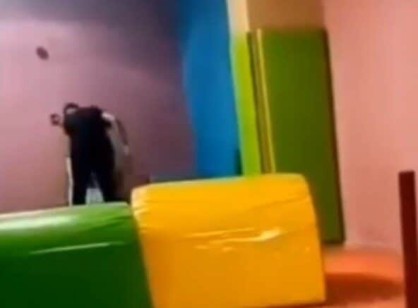 Alanya’da Spor Salonunda Otizmli Çocuğa Şiddet Iddiası Sosyal Medyada Gündem Oldu Antalya'nın Alanya ilçesinde özel bir spor salonunda, Rus uyruklu eğitmen