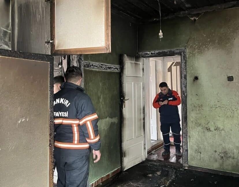 Çankırı’da Bir Evde Meydana Gelen Yangın Kullanılamaz Hale Getirdi Çankırı'nın Aksu Mahallesi'nde bilinmeyen bir nedenden ötürü çıkan yangın, bir