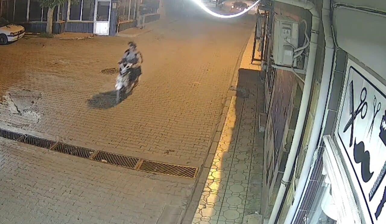 Kahramanmaraş'ta A.A., markette alışveriş yaparken motosikletinin çalındığını öğrendi. Şüpheliler, A.A.'yı