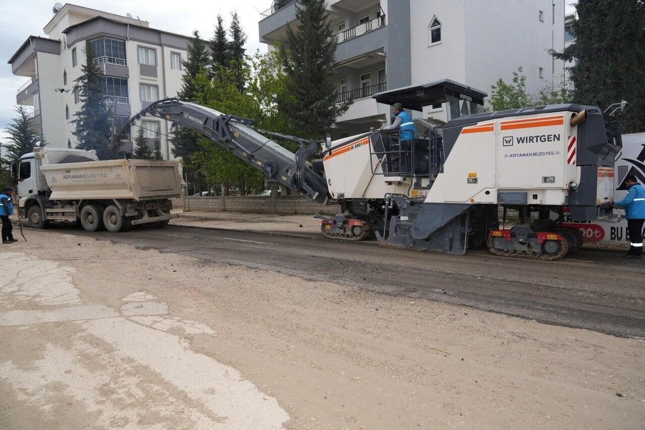 Adıyaman Belediyesi, Alitaşı Mahallesi'nde asfalt serim çalışmalarına başladı. Belediye Başkanı