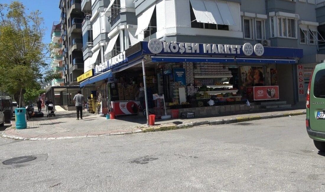 Alanya’da Marketten Alkol Çalan Hırsızlar Güvenlik Kamerasına Takıldı, Polis Tarafından Yakalandı Antalya'nın Alanya ilçesinde bir marketten alkol çalan iki şüpheli, güvenlik