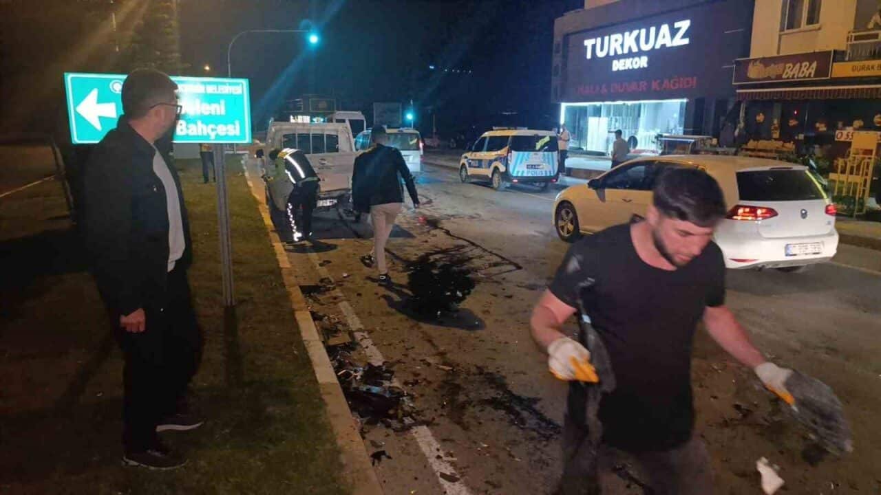 Antalya'nın Manavgat ilçesinde hafif ticari aracın kırmızı ışıkta bekleyen araçlara