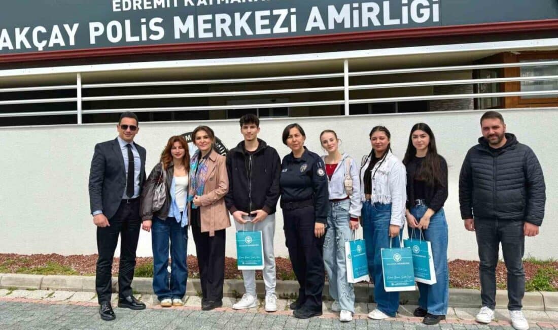 Balıkesir Üniversitesi Öğrencileri Polis Haftası İçin Emniyet Teşkilatına Anlamlı Ziyaret Gerçekleştirdi Balıkesir Üniversitesi Altınoluk Meslek Yüksekokulu öğrencileri, Türk Polis Teşkilatı'nın 180.