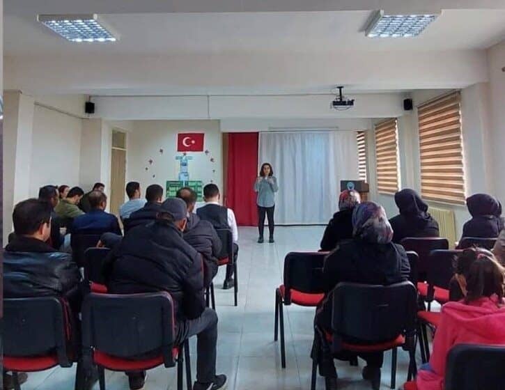 Altıntaş Anadolu İmam Hatip Ortaokulu’nda Velilere Meslek Lisesi Bilgilendirme Toplantısı Düzenlendi Altıntaş Anadolu İmam Hatip Ortaokulu'nda, 7. ve 8. sınıf velilerine