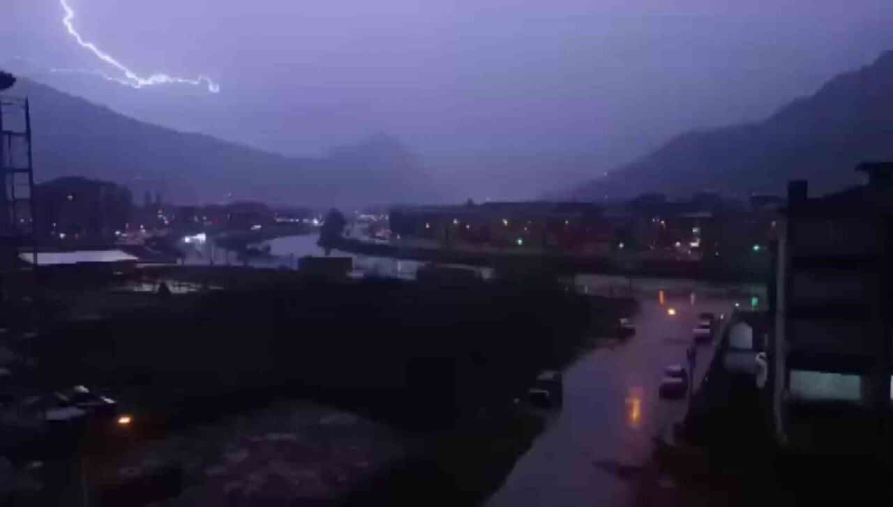 Amasya'nın Göynücek ilçesinde 3,6 büyüklüğündeki depremin ardından sağanakla birlikte meydana