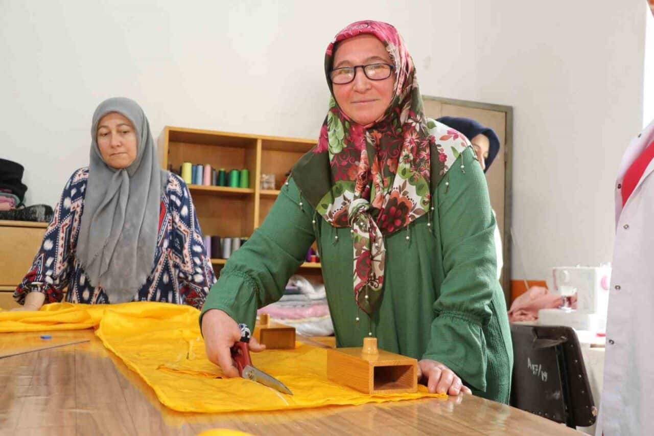 Taşova ilçesi Mercimek köyündeki dikiş kursuna katılan Aynur Köse, annesi