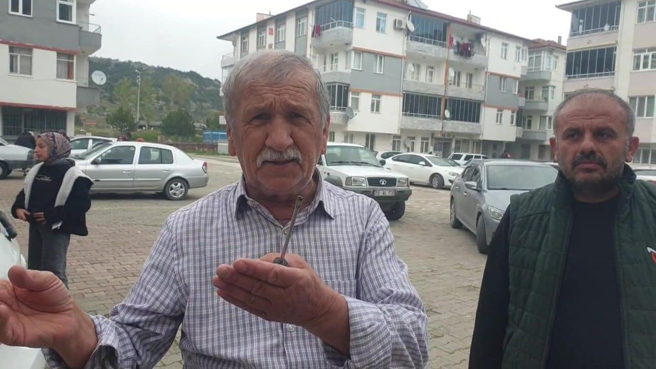 Amasya'nın Taşova ilçesinde 4.6 büyüklüğündeki deprem sonrası evine girmek için