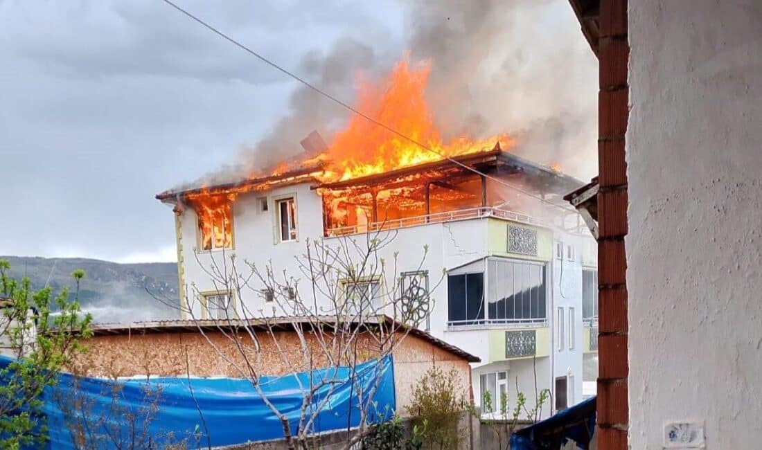 Amasya’daki Köyde Çıkan Yangında 3 Katlı Ev Kullanılamaz Hale Geldi Amasya'nın Yerkozlu köyünde Ahmet Çiftçi'ye ait 3 katlı evin çatısında