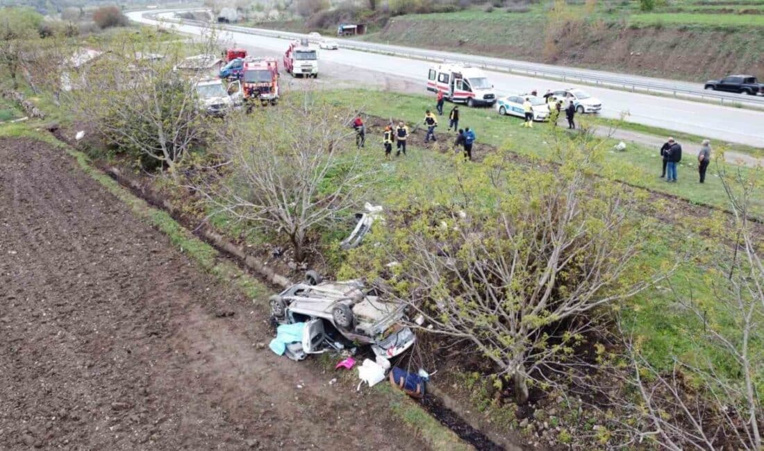 Amasya’da Takla Atan Araçta 1 Kişi Hayatını Kaybetti, 2 Kişi Ağır Yaralandı Amasya'nın Taşova ilçesinde kontrolden çıkan Zikri Güneş'in aracı takla atarak