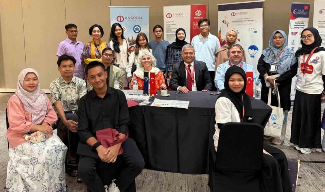 Anadolu Üniversitesi, Endonezya’daki Türk Üniversiteleri Fuarı’nda Öğrencilerle Buluştu Anadolu Üniversitesi, Endonezya’nın Jakarta ve Medan şehirlerinde düzenlenen Türk Üniversiteleri