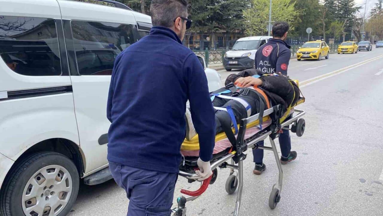 Eskişehir'de Atatürk Caddesi'nde meydana gelen kazada, 26 AKS 774 plakalı