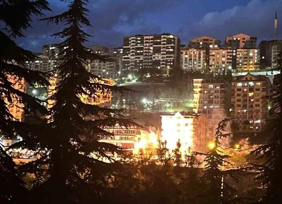 Keçiören’de Elektrik Direklerinde Peş Peşe Patlamalar Panik Yarattı Ankara’nın Keçiören ilçesinde elektrik direklerinde meydana gelen ardışık patlamalar, çevredekilere