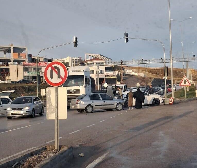 Akyurt’ta İki Araç Kafa Kafaya Çarpıştı, Maddi Hasar İle Atlattı Ankara’nın Akyurt ilçesinde bir kavşakta iki otomobilin çarpışması sonucu meydana