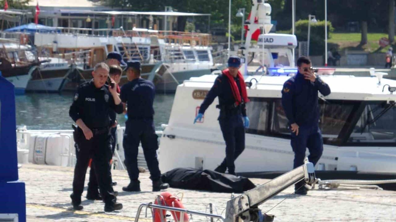 Antalya'nın Kaleiçi Yat Limanı açıklarında sabah saatlerinde bir erkek cesedi