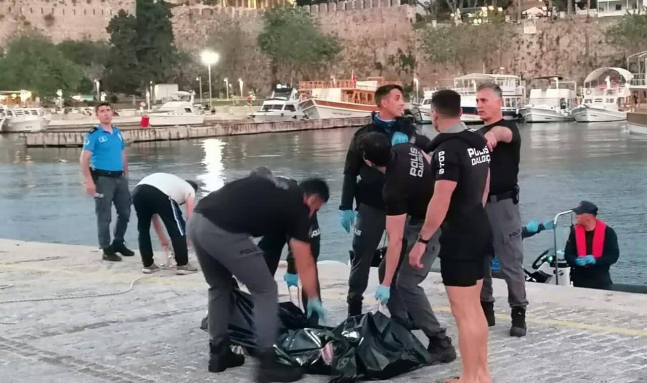 Antalya'nın Muratpaşa ilçesinde, 28 yaşındaki Kazakistan uyruklu İslam Aliyev, falezlerden