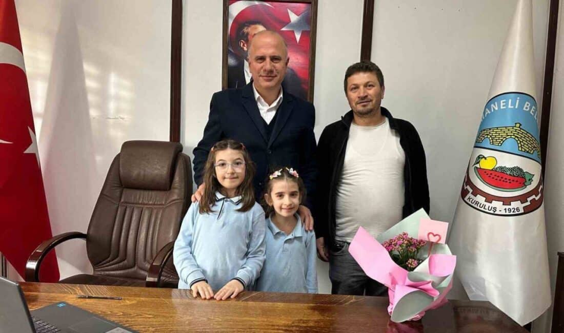 Başkan Torun, Öğrencilerle Güzel Bir Buluşma Gerçekleştirdi Osmaneli Belediye Başkanı Bekir Torun, ara tatilde iki öğrenciyle buluşarak