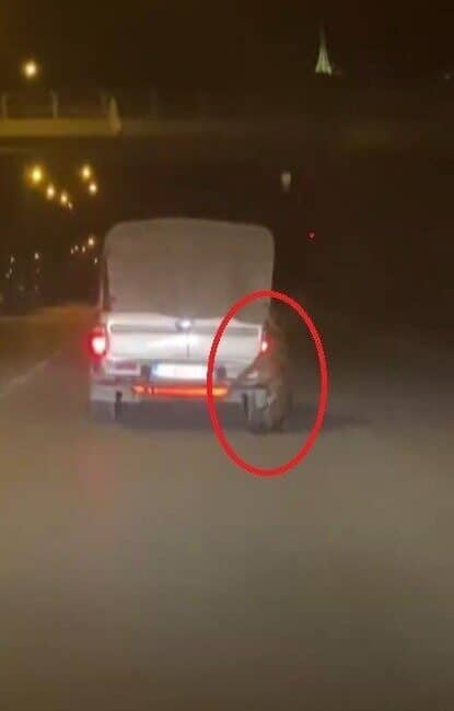 Antakya’da hafif ticari aracın arkasına bağlı köpekle yolculuk yapan anlar kameraya kaydedildi Hatay'ın Antakya ilçesinde bir sürücü, hafif ticari aracın arkasına bağlı