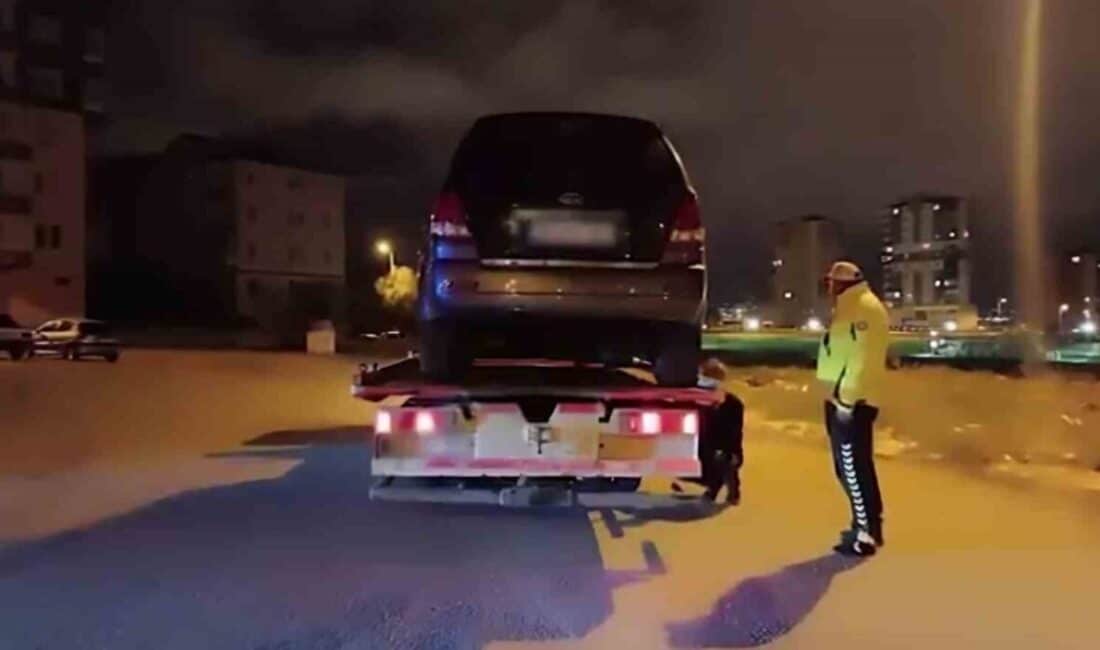 Kayseri’de polis sireni takarak trafik güvenliğini tehlikeye atan sürücüye rekor ceza verildi. Kayseri'de, aracına polis sireni takan bir sürücüye 280 bin 678